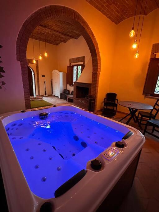 Relax Nella Jacuzzi In Toscana Colle Val D'Elsa Exterior photo