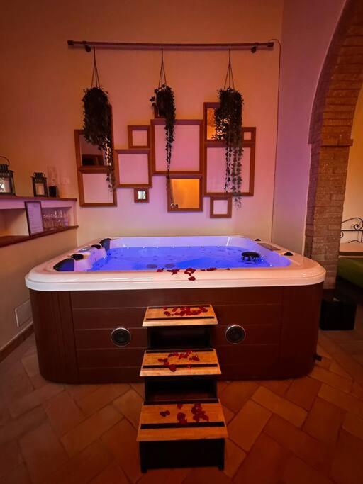 Relax Nella Jacuzzi In Toscana Colle Val D'Elsa Exterior photo